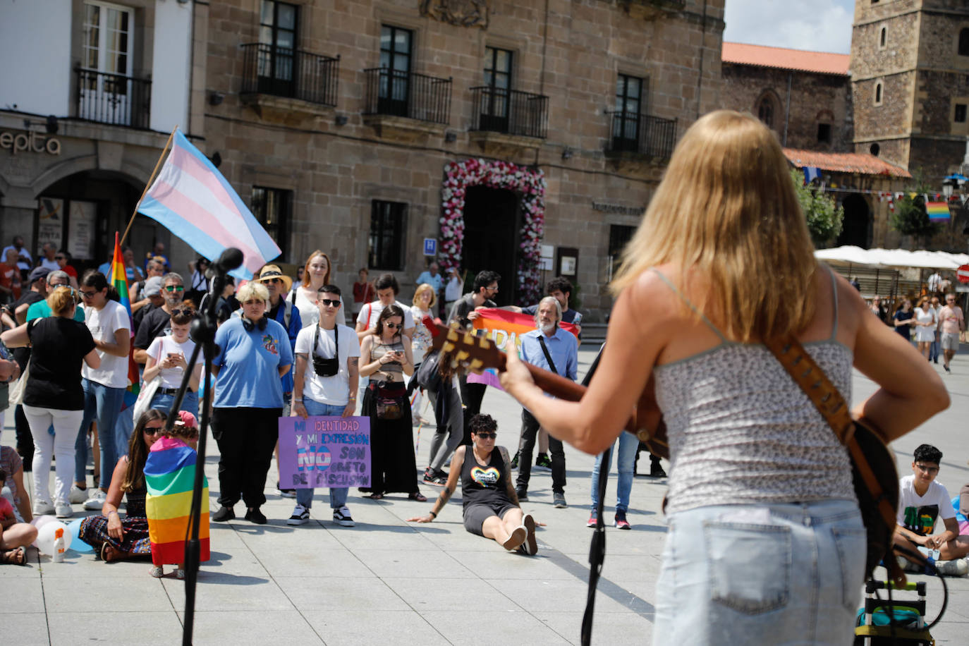 «Ni un paso atrás»: Avilés clama por los derechos LGTBI
