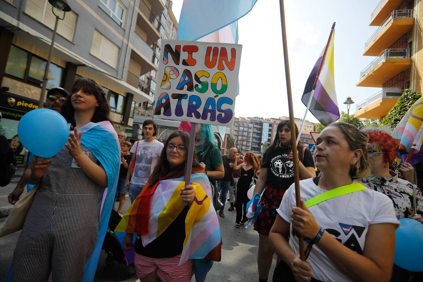 «Ni un paso atrás»: Avilés clama por los derechos LGTBI