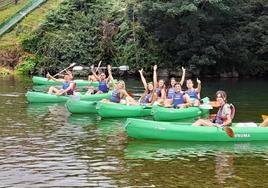 Un grupo de estudiantes, durante el descenso del Sella.