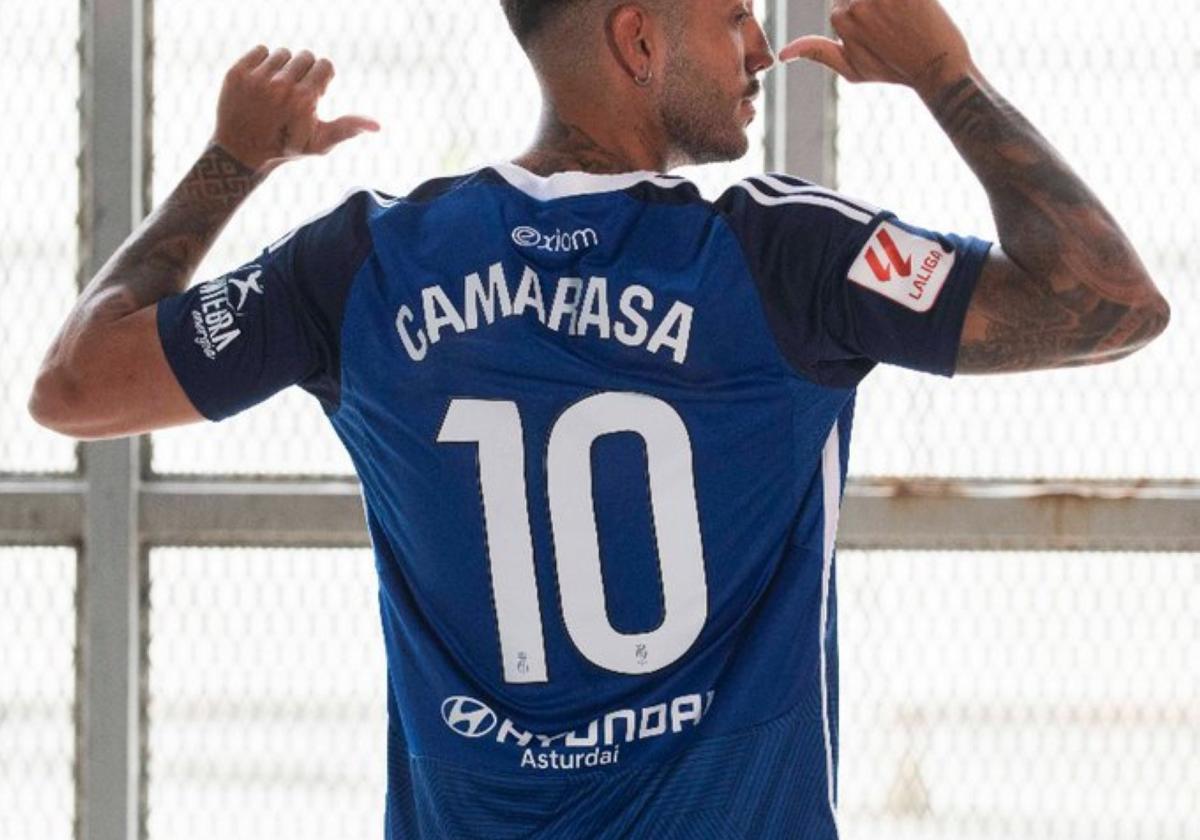 Camarasa señala su nombre en la camiseta de la próxima temporada.