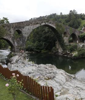 Imagen secundaria 2 - Villar de Huergo. Capilla de Nuestra Señora de Corriello. Parres. Antigua capilla de San Martín de Escoto. Puentón. El conocido como 'Puente romano' de Cangas de Onís.