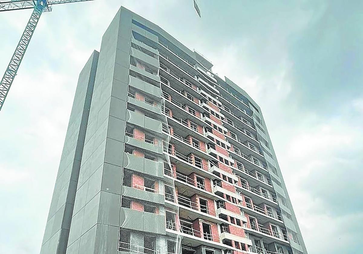 Torre de 14 plantas en Nuevo Gijón del complejo residencial Urano y cuya construcción se ralentizó por falta de mano de obra.