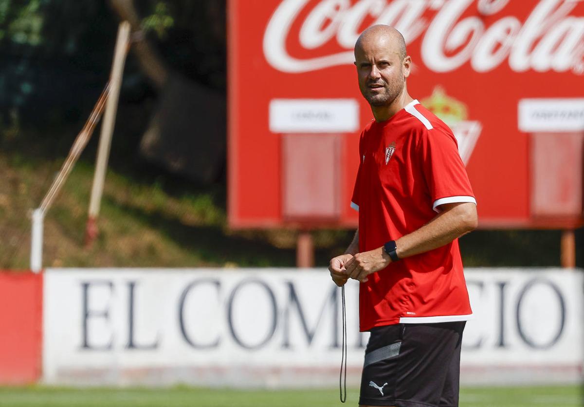 Miguel Ángel Ramírez dirige el entrenamiento de esta mañana en Mareo.