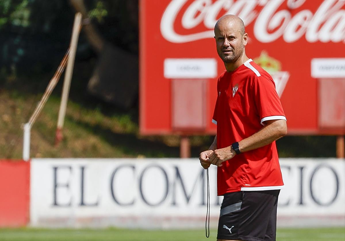 Miguel Ángel Ramírez dirige la sesión de entrenamiento de ayer en Mareo.