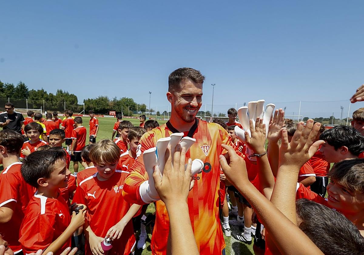 Rubén Yáñez, rodeado de niños del Campus de Mareo, tras su presentación.