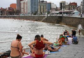 Bañistas en la playa de San Lorenzo.