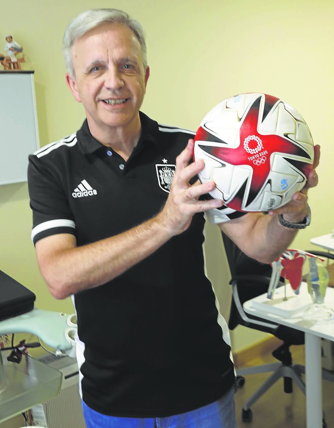 José Antonio Rodas, con un balón de los Juegos Olímpicos de Tokio 2020 en su consulta de Avilés.