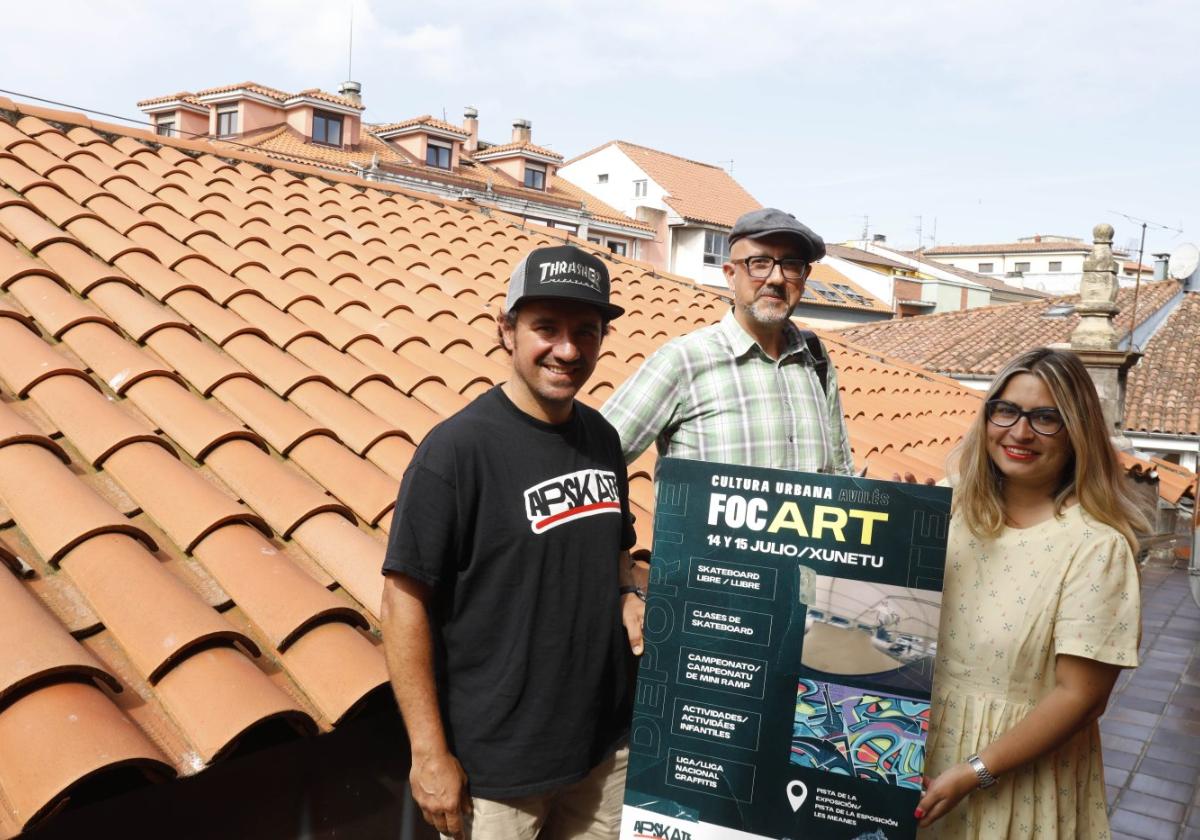 Gustavo Cordero, Rubén Arias y Sara Retuerto con el cartel de Focart.