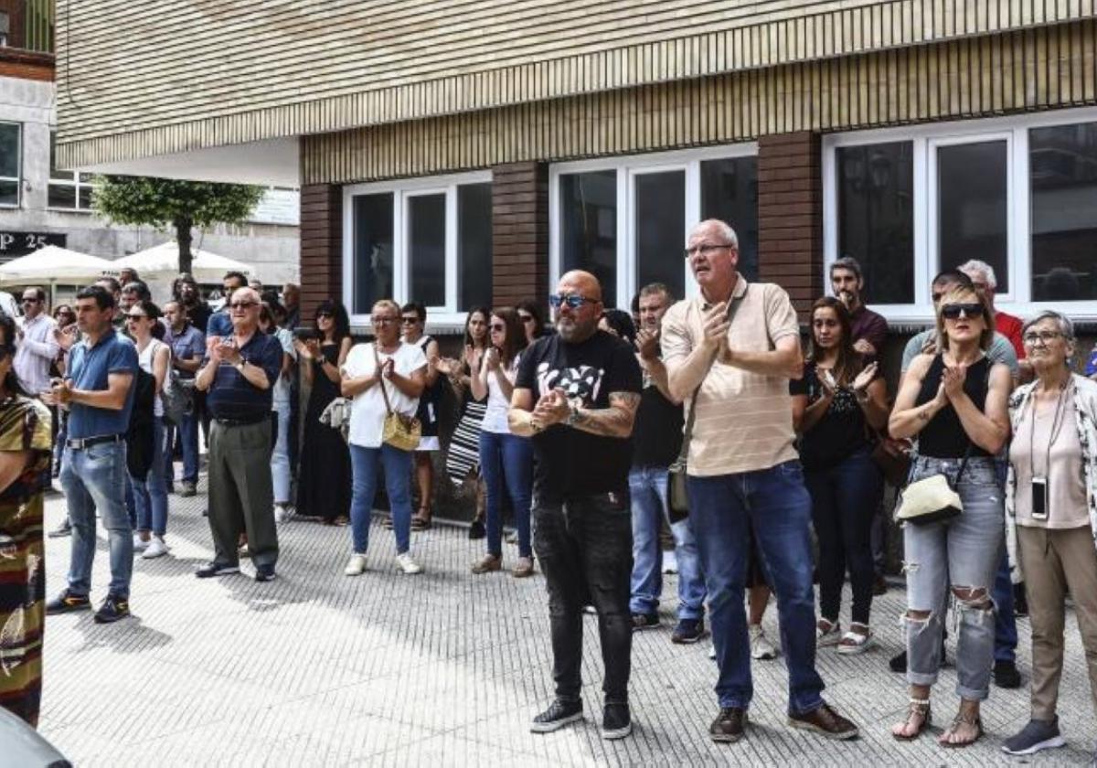 Un sonoro y largo aplauso al difunto rompió el silencio a la entrada de la parroquia ovetense.