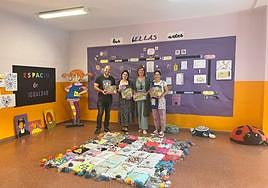 Las concejalas de Acción Social e Igualdad durante la entrega de los juegos en el colegio de Cancienes.