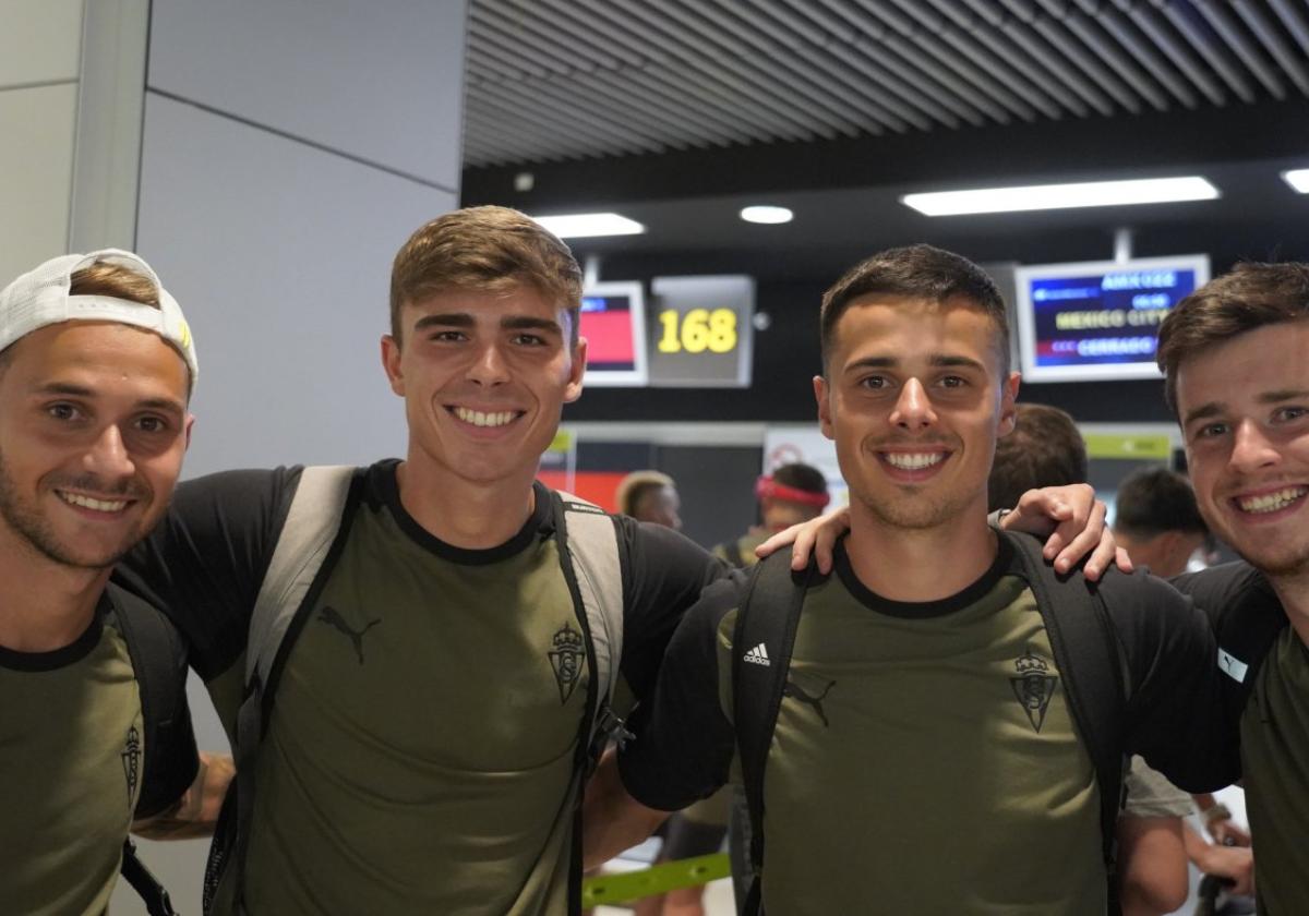 Villalba, Pablo García, Gaspar y Guille Rosas, en la Terminal 1 de Barajas, a la espera para embarcar en el avión que les llevó a México.