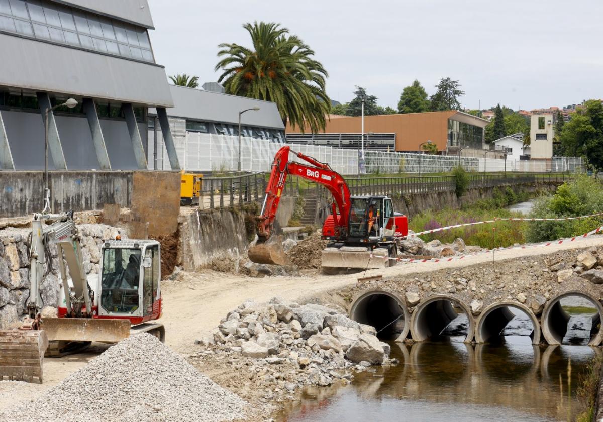 Trabajos de reparación del derrumbe de la senda del Piles.