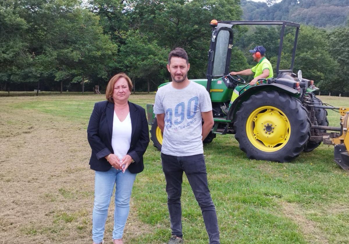 Ana Rosa Nosti y Sergio García en su visita al prau de Sobatiella.