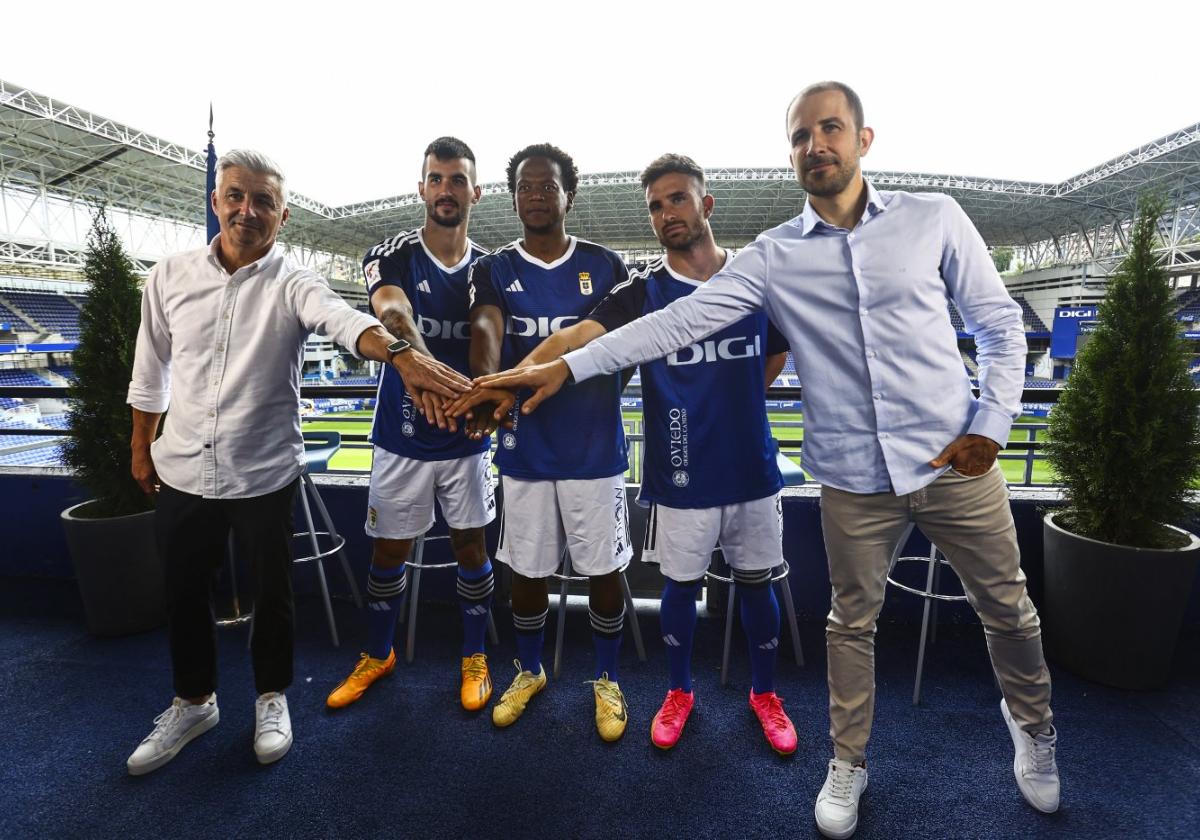 El director deportivo, Roberto Suárez, Álex Millán, Romario Ibarra, Sebas Moyano y el director general, Agustín Lleida, ayer, en el palco del Carlos Tartiere.