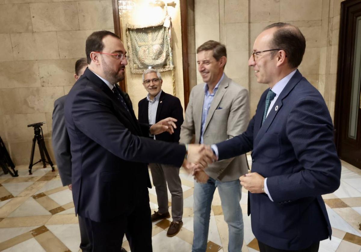 Adrián Barbón realizó esta mañana una visita institucional al Ayuntamiento de Oviedo.