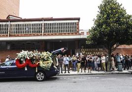 Un sonoro y largo aplauso al difunto rompió el silencio a la entrada de la parroquia ovetense.