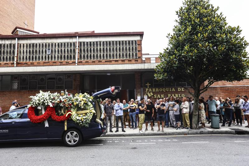 Más de trescientas personas esperan en la parroquia de San Pablo para despedirse de Juan Manuel Fernández.