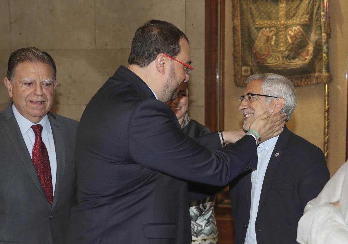 Adrián Barbón tuvo un afectuoso gesto con Gaspar Llamazares, ahora concejal en Oviedo de Convocatoria por Asturias, ayer, en su visita al Ayuntamiento de la capital asturiana.