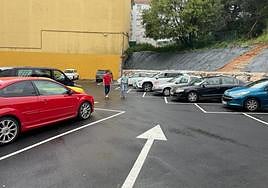 Iván Fernández y Jorge Suárez viendo el resultado de los trabajos de ampliación ayer.