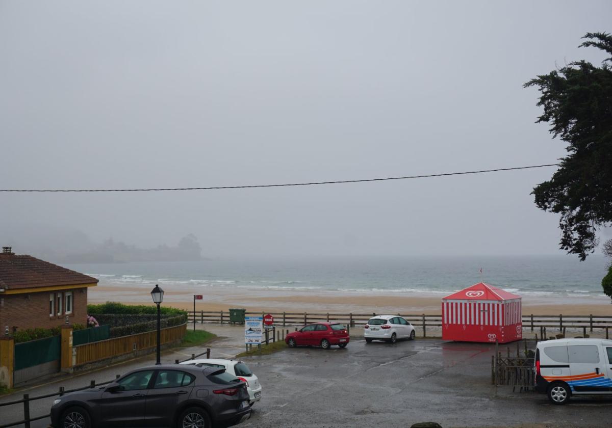 Aparcamiento privado junto a la playa de La Espasa.