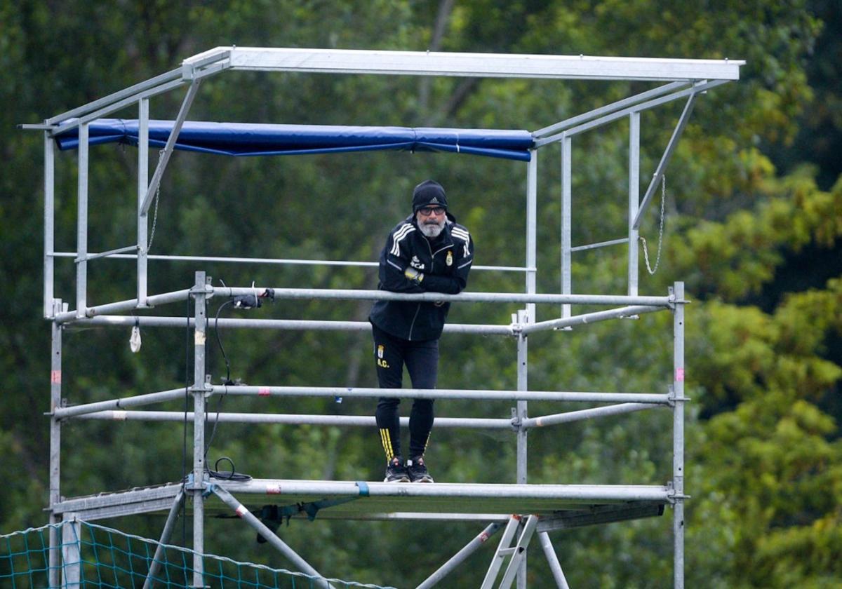 El técnico Álvaro Cervera sigue el entrenamiento desde una estructura elevada en El Requexón.