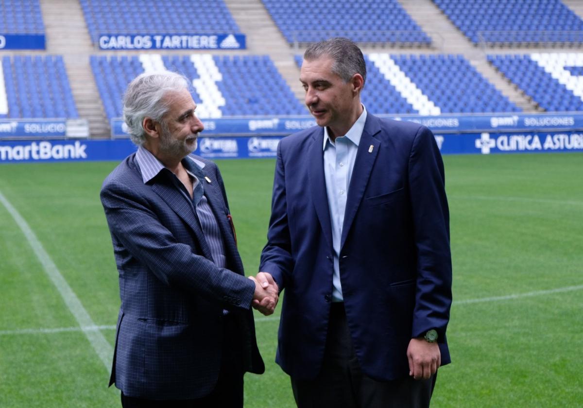 El máximo accionista del Real Oviedo y presidente del Grupo Pachuca, Jesús Martínez Patiño, y el presidente, Martín Peláez, en el Carlos Tartiere.