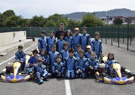 Fernando Alonso posa junto a los jóvenes participantes en el segundo turno del Karting Campus Experience, que se desarrolla en La Morgal.