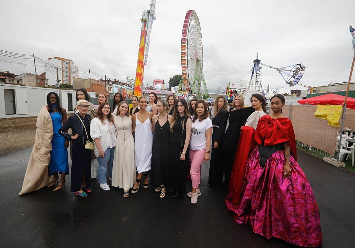 Modelos y diseñadoras, con las atracciones de fondo.
