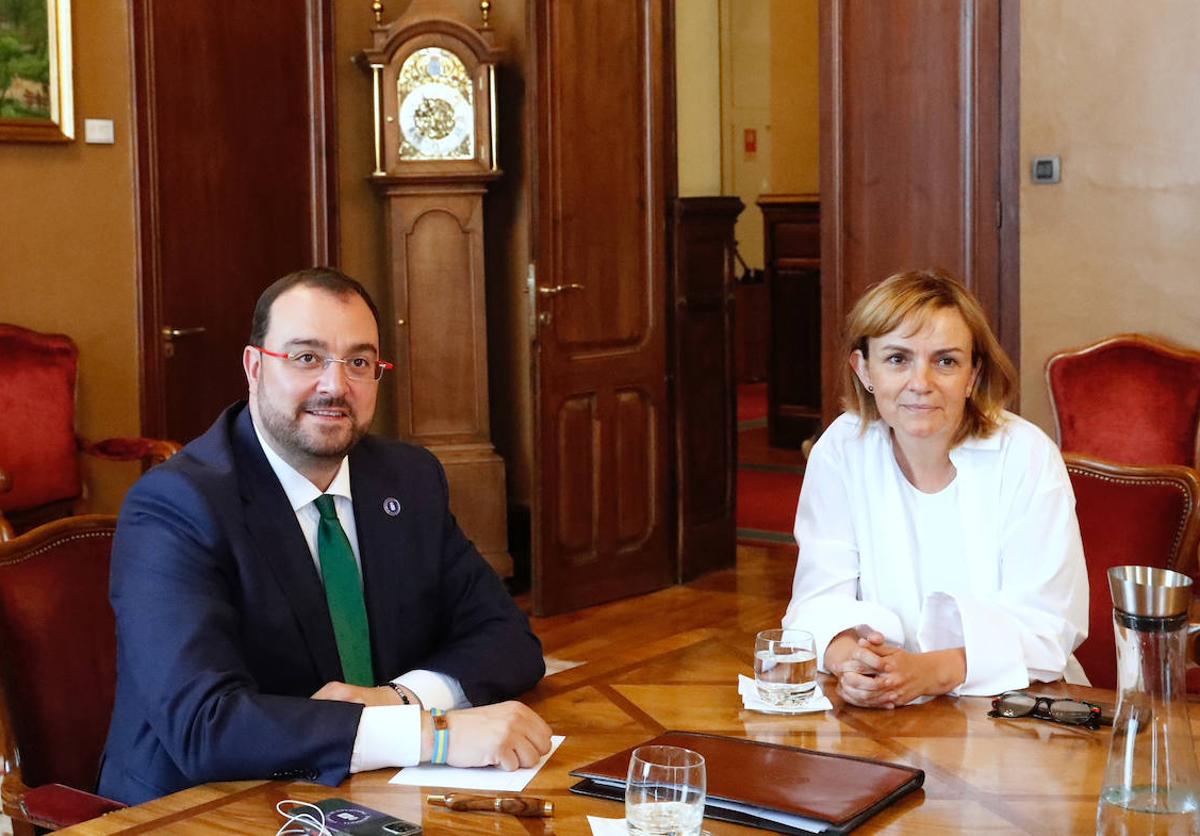 Adrián Barbón, durante su reunión con Covadonga Tomé.