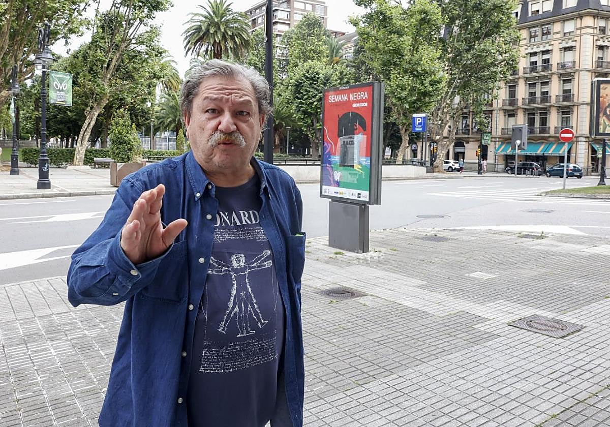 Paco Ignacio Taibo II, en Begoña, ante un cartel de la Semana Negra.