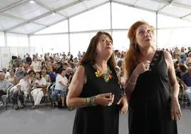 Pilar Sánchez Vicente y Cristina Fallarás, ayer, en una Carpa del Encuentro abarrotada.