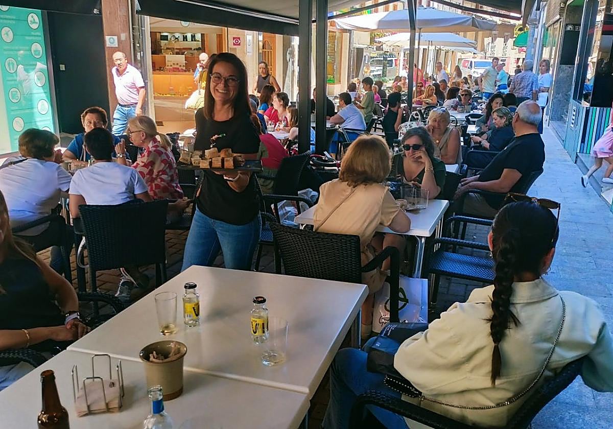 Lorena Fernández ofrece un pincho en la terraza de Casa Del Río.