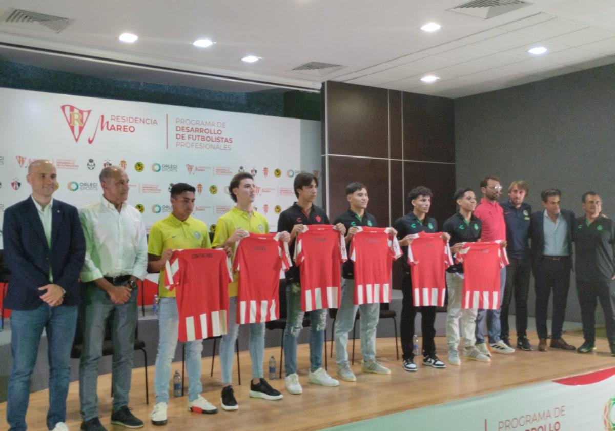 David Guerra, Joaquín Alonso, Ángel Contreras, Franco Rosano, Mauricio Medrano, Sebastián Valenzuela, Kevin Picón, Joshua Mancha, Albert Espigares, Raúl Herrera, Alejandro Irarragorri y Guillermo Hernández, en el auditorio de Territorio Santos Laguna.