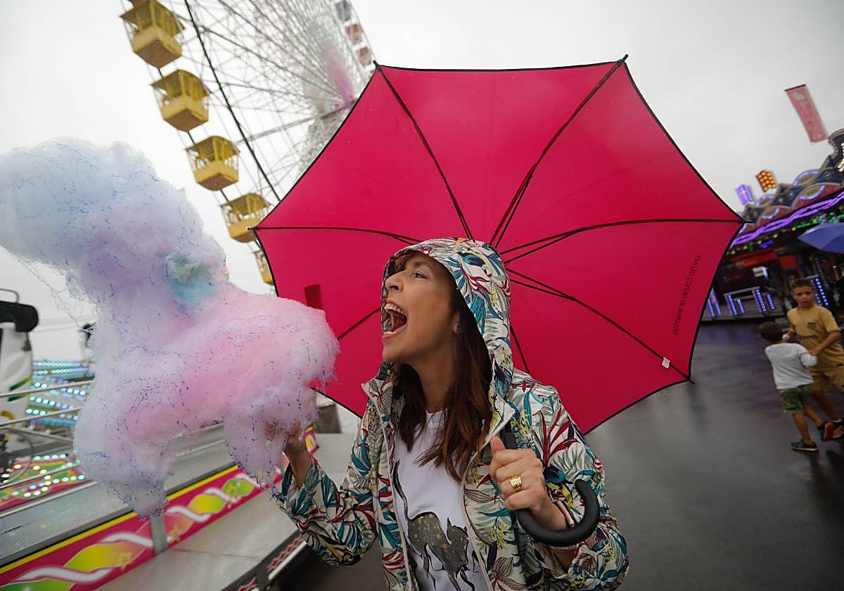 Lourdes F. Iglesias, a punto de atacar su algodón de azúcar, en la Semana Negra.