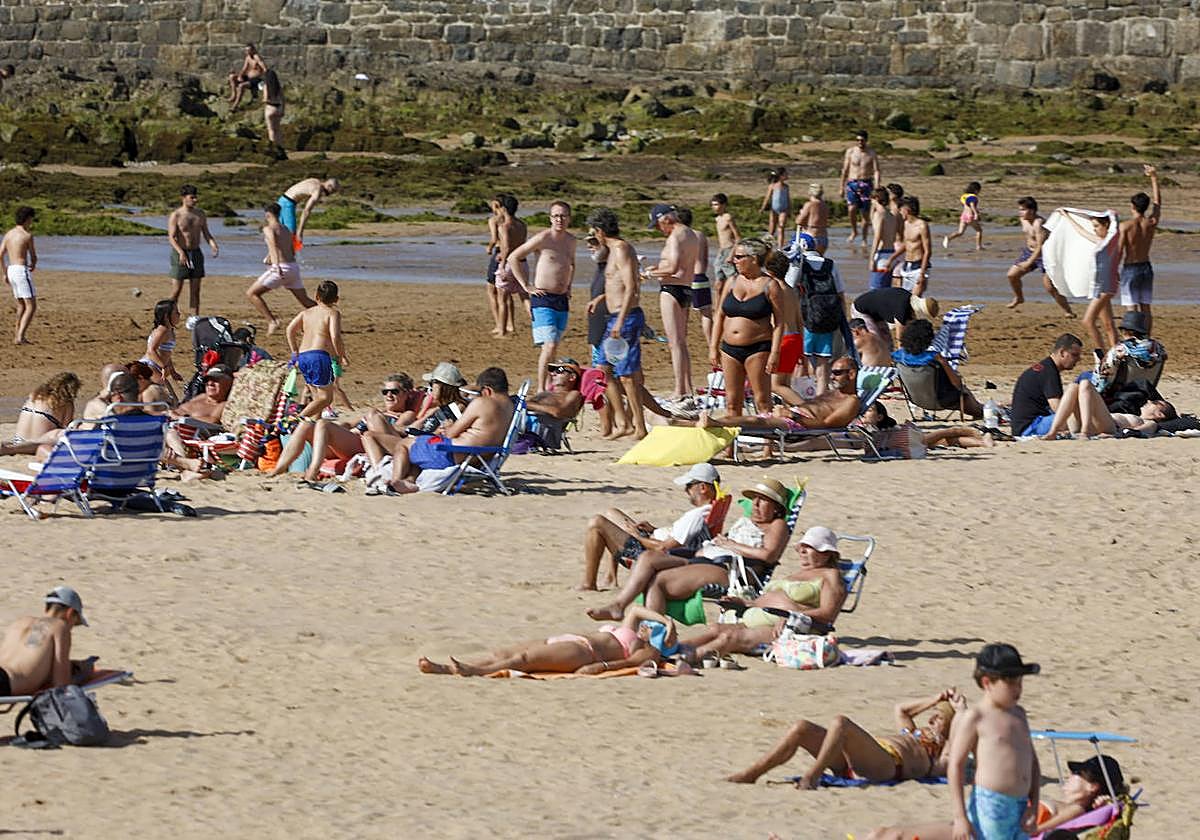 Este viernes, los termómetros alcanzaron los 30 grados en Gijón y en otras zonas de la región superaban esta cifra.