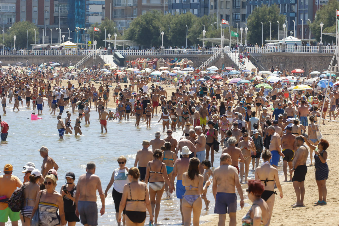 Los asturianos afrontan las altas temperaturas a remojo