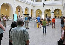 Ciudadanos esperan a ser atendidos en la oficina central de Correos de Gijón.
