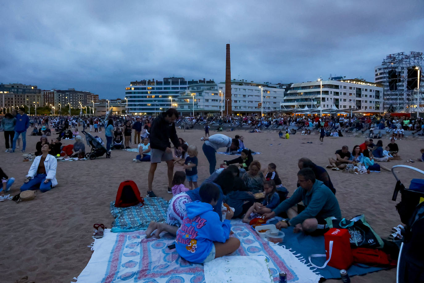 Quini ilumina el cielo de Gijón