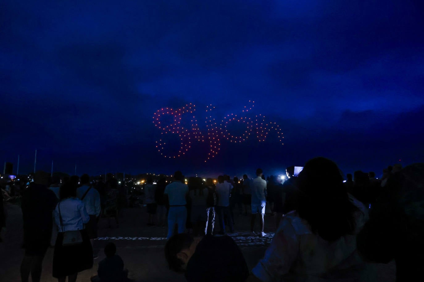 Quini ilumina el cielo de Gijón