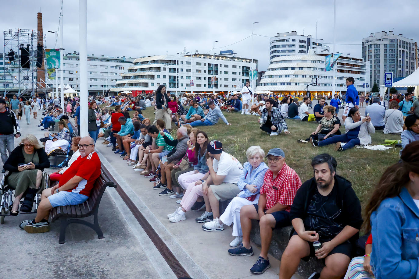 Quini ilumina el cielo de Gijón