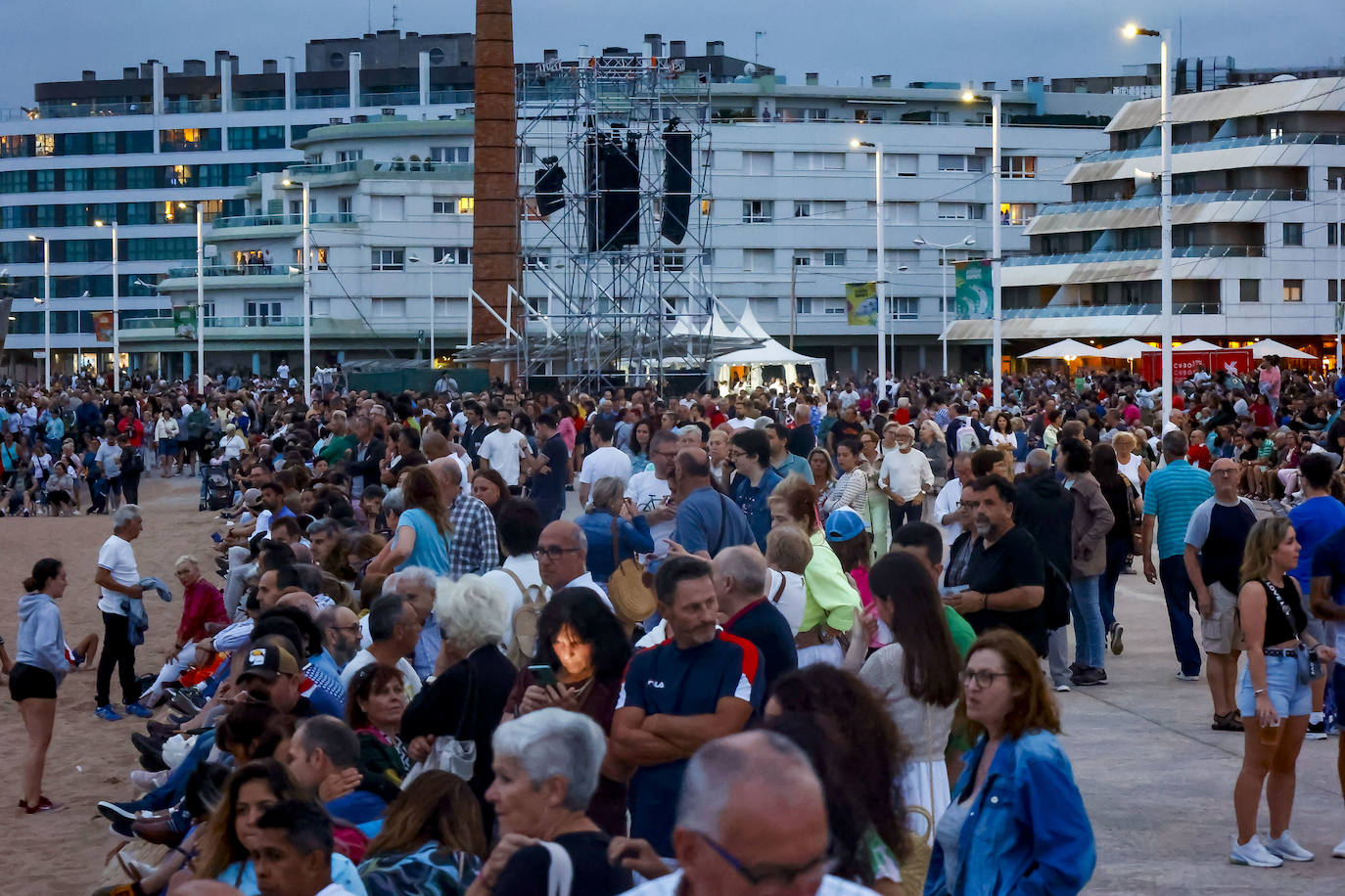 Quini ilumina el cielo de Gijón