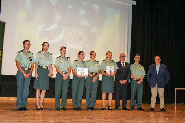 Tamara Marquínez, cuarta por la izquierda, con autoridades civiles y de la Benemérita, en el acto que tuvo lugar en Lillo (Toledo), por el 35 aniversario de la incorporación de la mujer al cuerpo.
