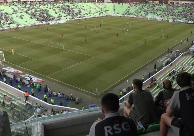 Los jugadores del Sporting, en uno de los palcos del Estadio Corona, este jueves, durante el partido entre Santos Laguna y Atlas.