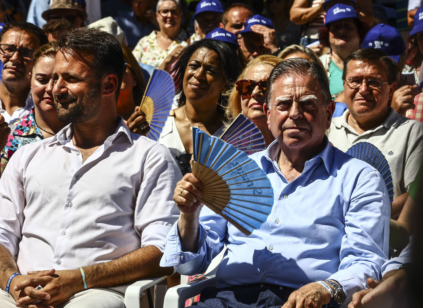 Así fue el acto de campaña de Feijóo en Oviedo