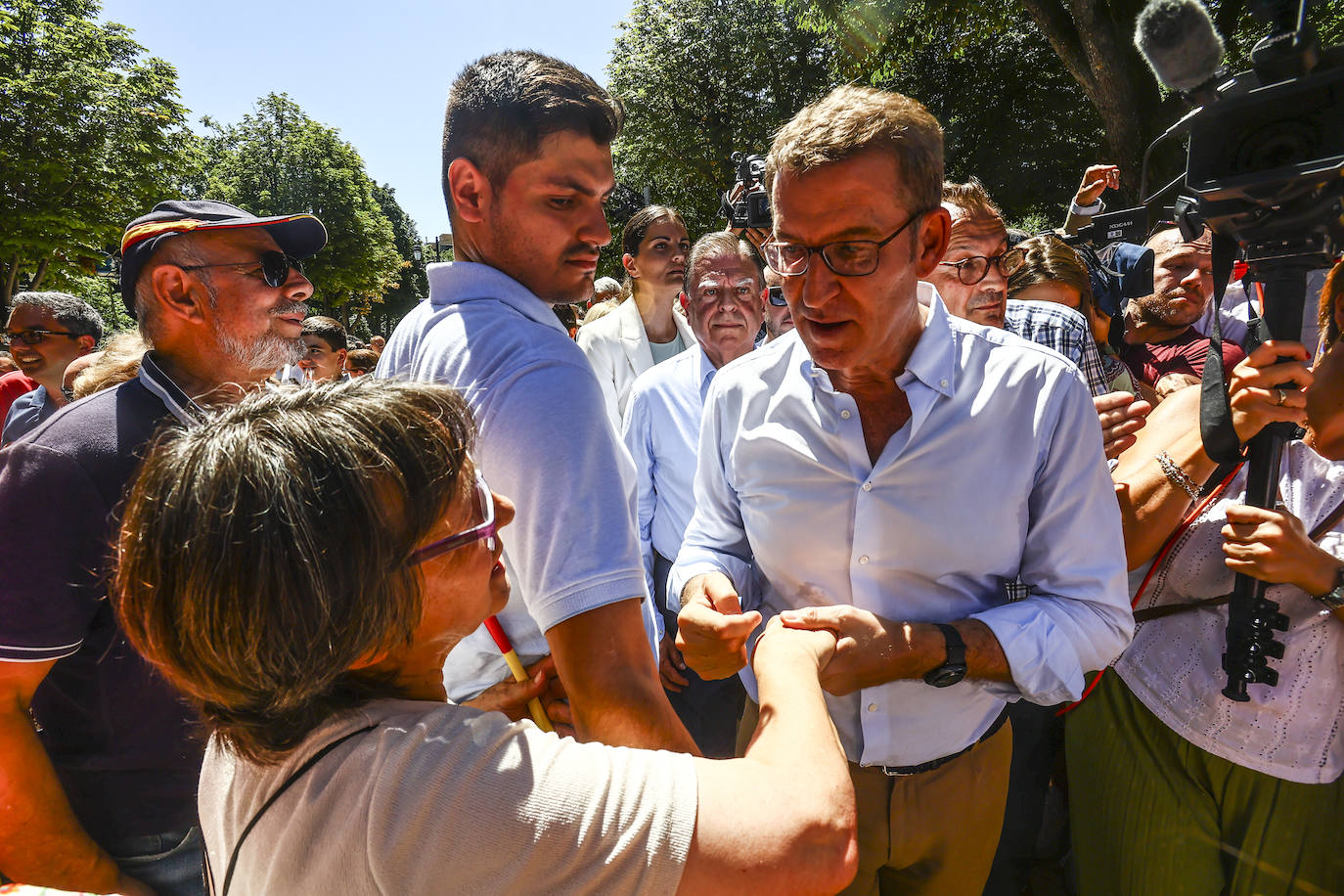 Así fue el acto de campaña de Feijóo en Oviedo
