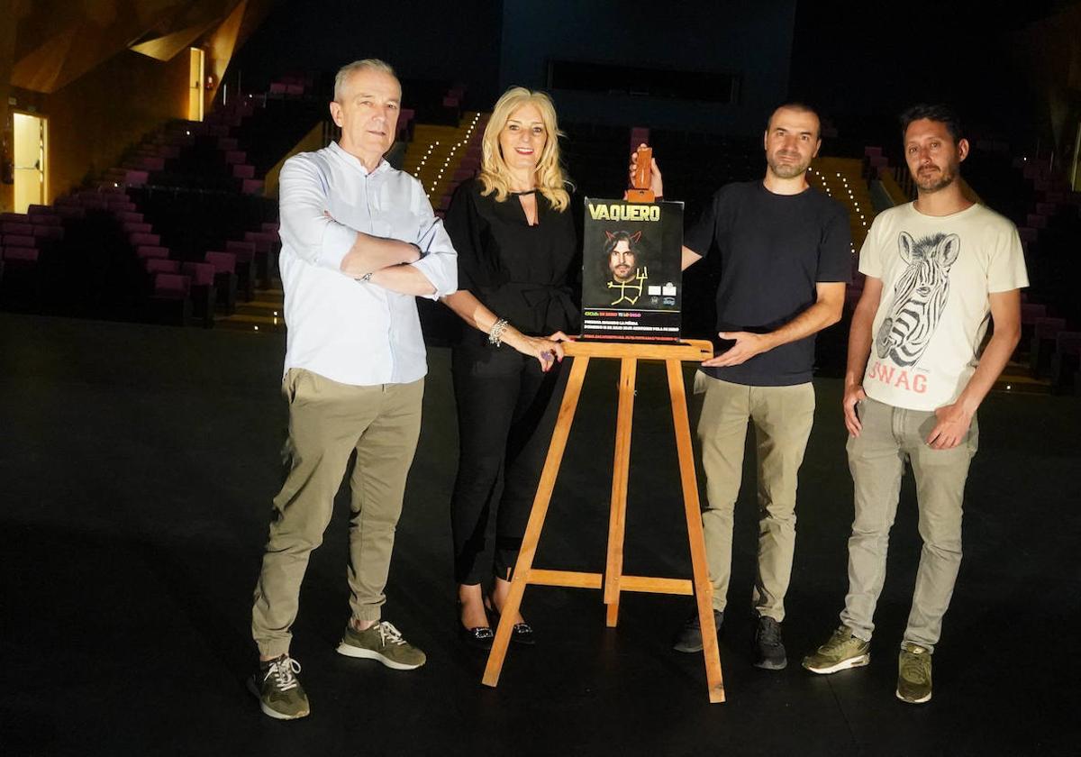 El director de la Fundación Municipal de Cultura, Ramón Quirós; Aurora Cienfuegos; el productor, Jorge Rodríguez, y Sergio García, miembro de la Sociedad de Festejos de Pola de Siero.