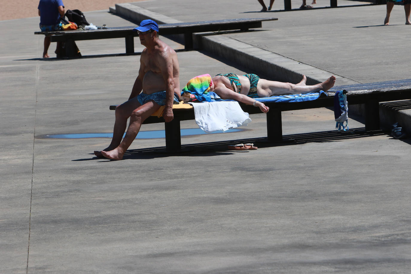 Los asturianos afrontan las altas temperaturas a remojo