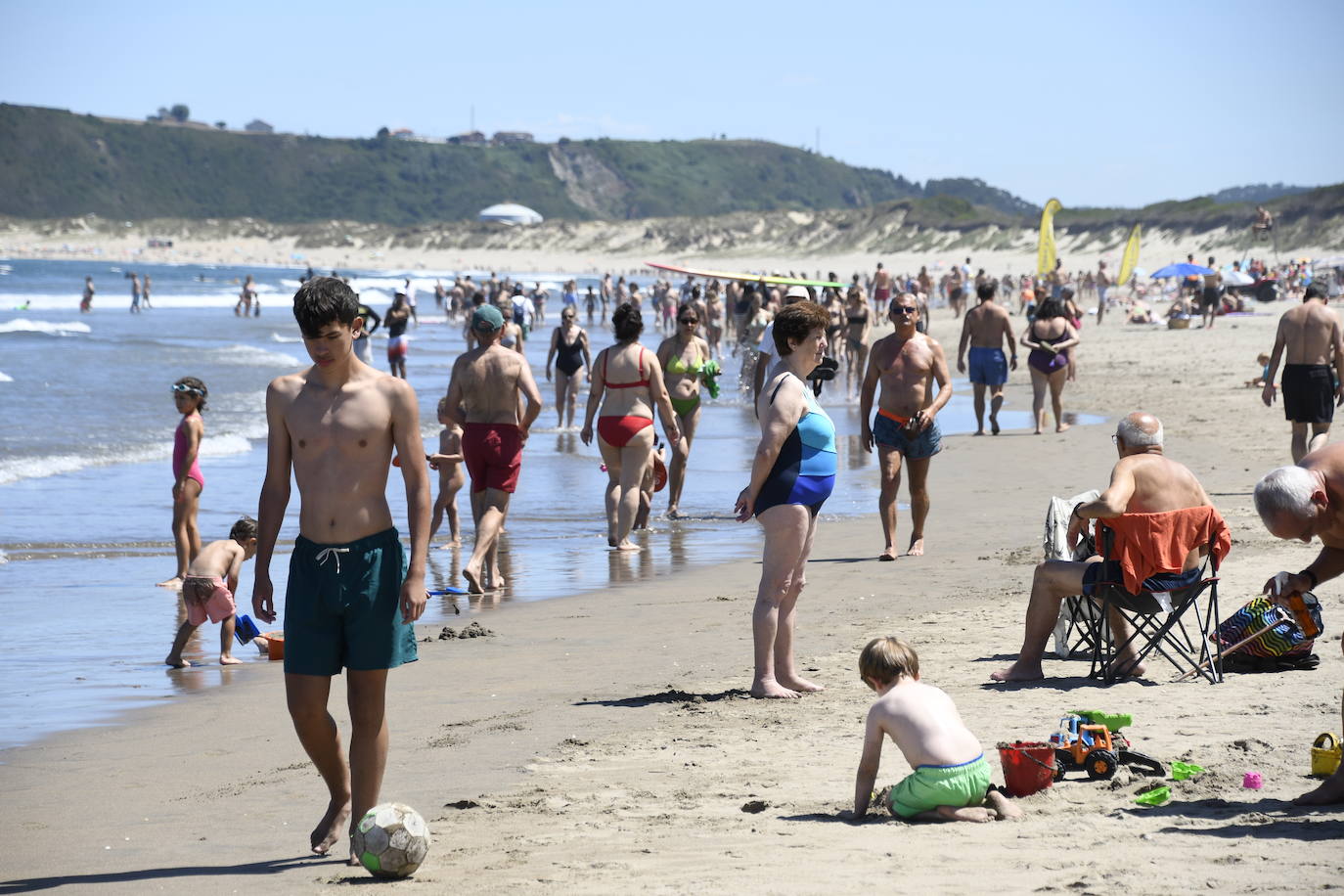 Los asturianos afrontan las altas temperaturas a remojo