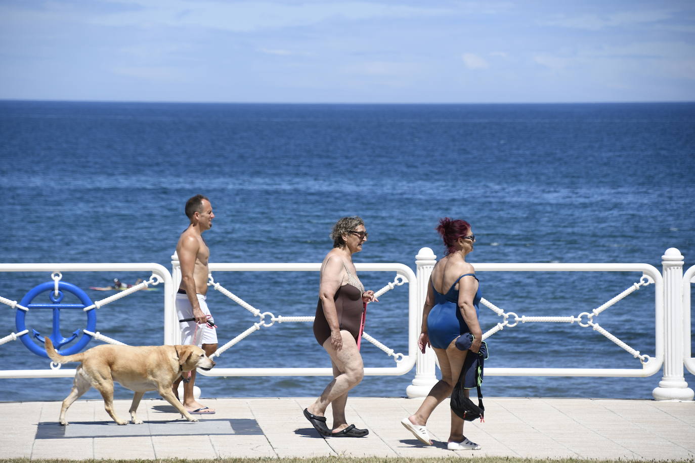 Los asturianos afrontan las altas temperaturas a remojo