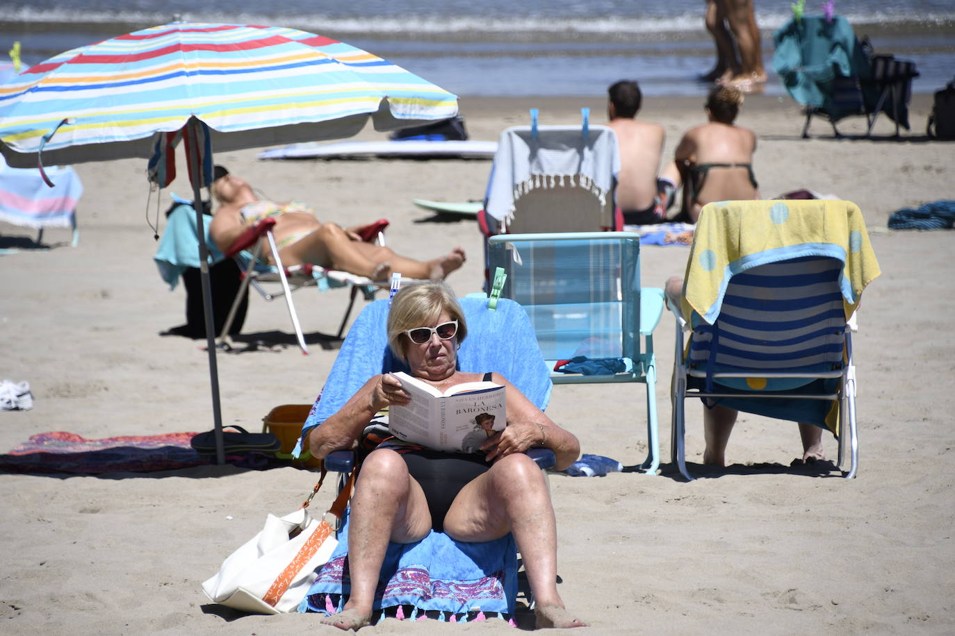 Los asturianos afrontan las altas temperaturas a remojo